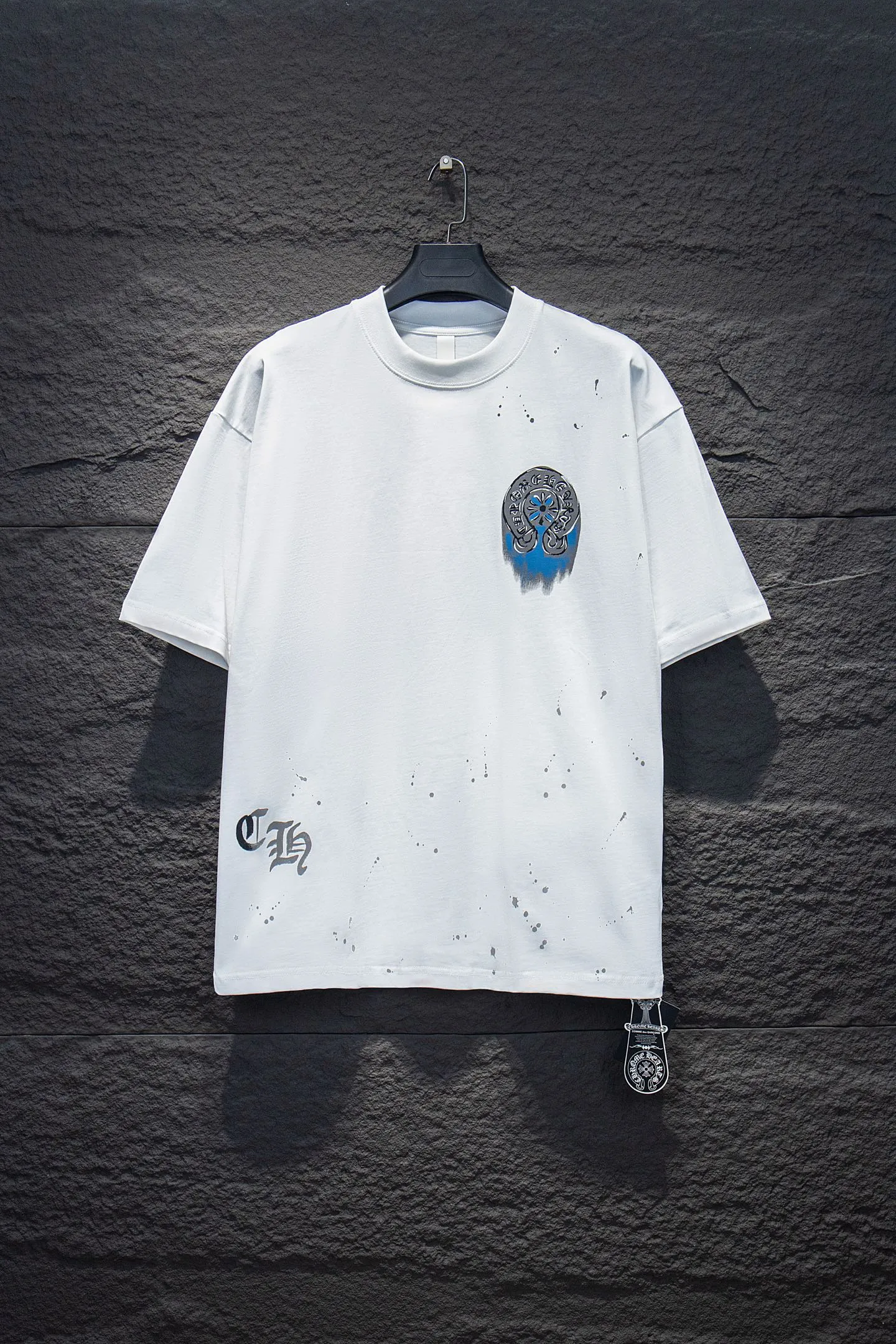 🅿️188 Style No.: 7250# Chrome hearts• 25ss ⚠YB custom-woven and custom-dyed fabric, color, printing, version and accessories. The fabric is woven by imported machines. The uniqueness of the cloth texture creates a perfect garment effect. The fabric is made of 260-gram clean cloth with 320-gram 1*1 rib. 4-color environmentally friendly custom-dyed fabric, threads in the same cylinder, no color difference.  Gradient graffiti on garments, hand-made graffiti technology on garments, the details of the collar, pockets, cuffs, and front and rear threads are clearly visible. The printing uses Japanese BROTHER white ink digital direct-injection garment printing. This model is a global limited edition. In order to present a product like a work of art, after a long period of repeated determination of details, a very high-standard garment is presented. The front chest is made of direct-injection printing environmentally friendly glue material, using a mechanized printing process. Mechanical printing has high precision, the positioning accuracy can reach ±0.02mm, and the quality is stable.   The body is treated with graffiti elements, which greatly increases the interest of the clothing; it has a unique visual effect. The special washing effect creates a unique aged effect.  Croix Heart Short Sleeve must be the first short-sleeved piece in spring and summer that blurs the boundaries of unisex style. It has a classic dropped shoulder oversize version and a loose and casual upper body.  Color: Black White Size: S M L XL